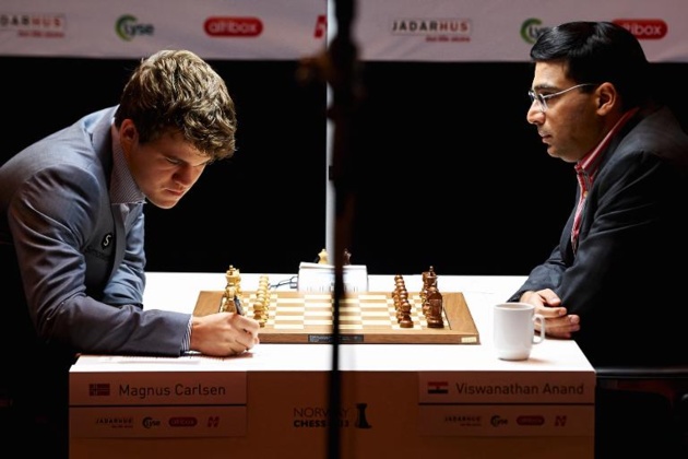 Le Norvégien Magnus Carlsen et l'Indien Viswanathan Anand  | Crédits photo -- NTB Scanpix / AFP / Kent Skibstad