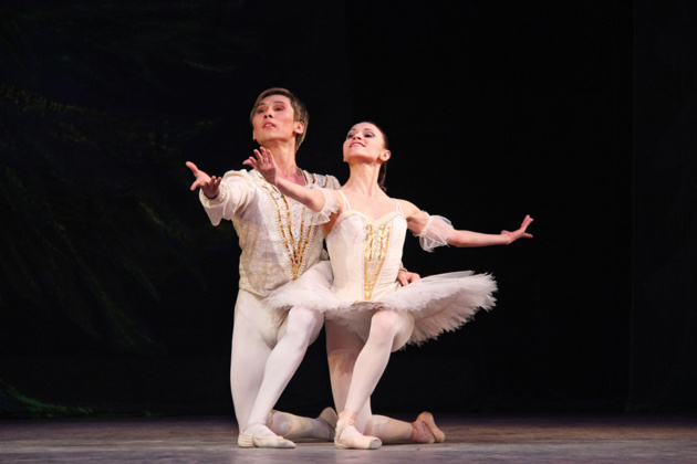 Zarema Khairullina et son partenaire de scène, Marat Sydykov, dans Casse-noisette. | Crédits photo -- operaballet.lg.kg Zarema Khairullina et son partenaire de scène, Marat Sydykov, dans Casse-noisette. | Crédits photo -- operaballet.lg.kg