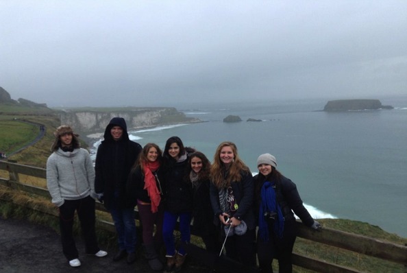 Les étudiants du programme Aardvark en visite à Carrick-a-Rede, Irlande du Nord (Zach Pelts, Ben Gaster, Sopie Silver-Isenstadt, Drew Silverman, Alina Adler, Ketzia Abramson, et Leah Stone) Les étudiants du programme Aardvark en visite à Carrick-a-Rede, Irlande du Nord (Zach Pelts, Ben Gaster, Sopie Silver-Isenstadt, Drew Silverman, Alina Adler, Ketzia Abramson, et Leah Stone)