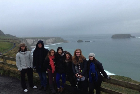 Les étudiants du programme Aardvark en visite à Carrick-a-Rede, Irlande du Nord (Zach Pelts, Ben Gaster, Sopie Silver-Isenstadt, Drew Silverman, Alina Adler, Ketzia Abramson, et Leah Stone)