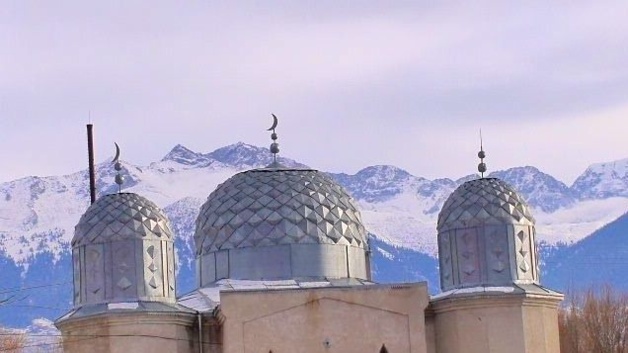 Mosquée, village de Barskoon, Kirghizstan. Crédit : Francekoul.com / Novastan.org