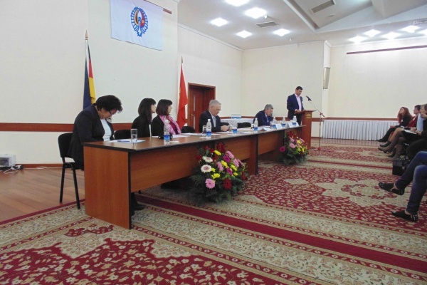 « Notre but ultime est de rester une ethnie et ne pas être assimilés » a affirmé Valerii Dill, président du Conseil des Allemands du Kirghizstan, lors du 10e congrès des Allemands de la République kirghize du 20 mars 2014 à Bichkek. Crédit : Aman Jumabaev « Notre but ultime est de rester une ethnie et ne pas être assimilés » a affirmé Valerii Dill, président du Conseil des Allemands du Kirghizstan, lors du 10e congrès des Allemands de la République kirghize du 20 mars 2014 à Bichkek. Crédit : Aman Jumabaev