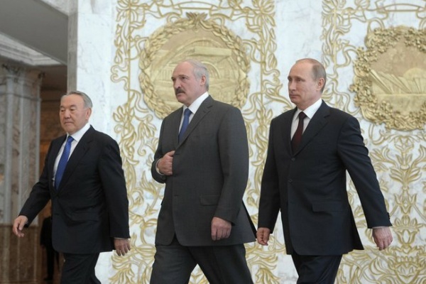 Les présidents Nazarbayev, Loukachenko et Poutine à l'occasion de la réunion du haut conseil économique eurasiatique, le 29 avril 2014. Crédit : Kremlin.ru