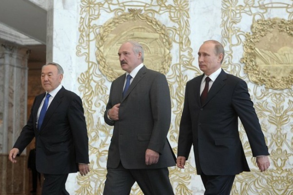 Les présidents Nazarbayev, Loukachenko et Poutine à l'occasion de la réunion du haut conseil économique eurasiatique, le 29 avril 2014. Crédit : Kremlin.ru Les présidents Nazarbayev, Loukachenko et Poutine à l'occasion de la réunion du haut conseil économique eurasiatique, le 29 avril 2014. Crédit : Kremlin.ru