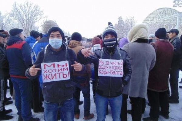 Protestations à Kara Balta au Kirghizstan contre les polutions engendrées par la nouvelle raffinerie chinoise. Crédit : AkiPress