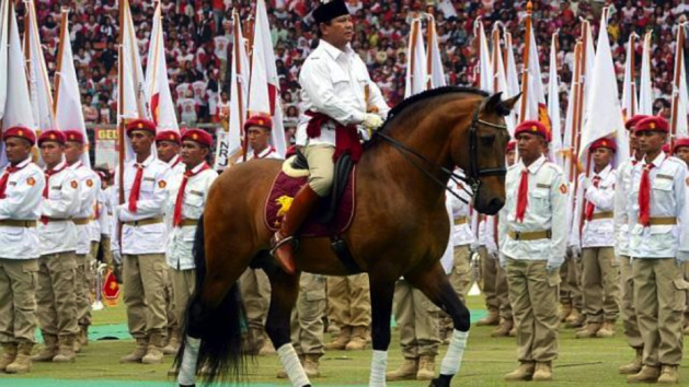 During a giant meeting.in a stadium of Djakarta on March 23rd,  Prabowo Subianto reviews “his troops ». Credit : AF