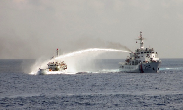 Mer de chine méridionale, le 2 mai. Un bateau chinois (à droite) s'accroche avec un bateau vietnamien dans une zone disputée entre leurs deux pays. Crédit AFP/Vietnamese foreign ministry