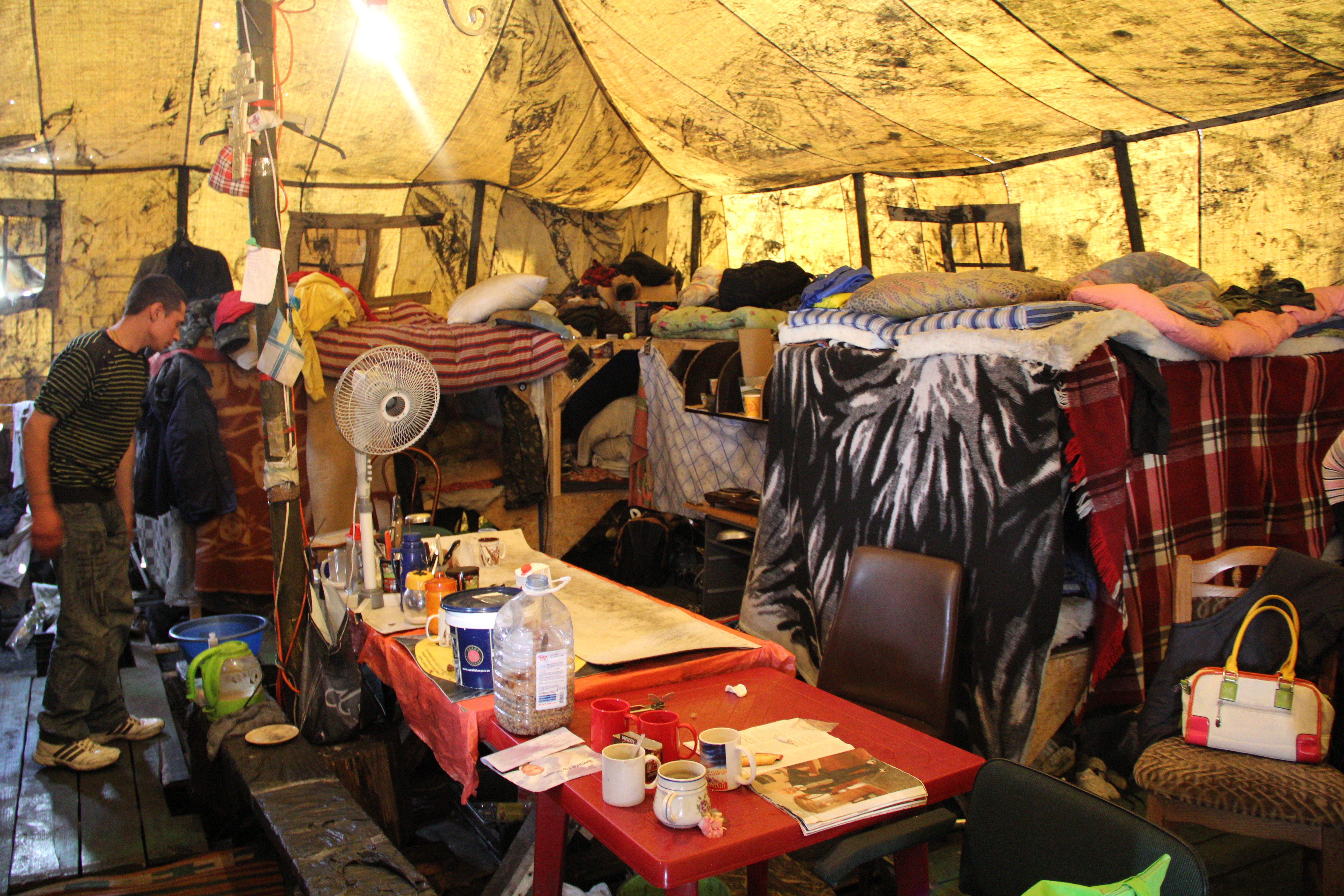 À l'intérieur d'une tente. 28 personnes dorment ici dans des conditions précaires. Crédit Pierre Sautreuil