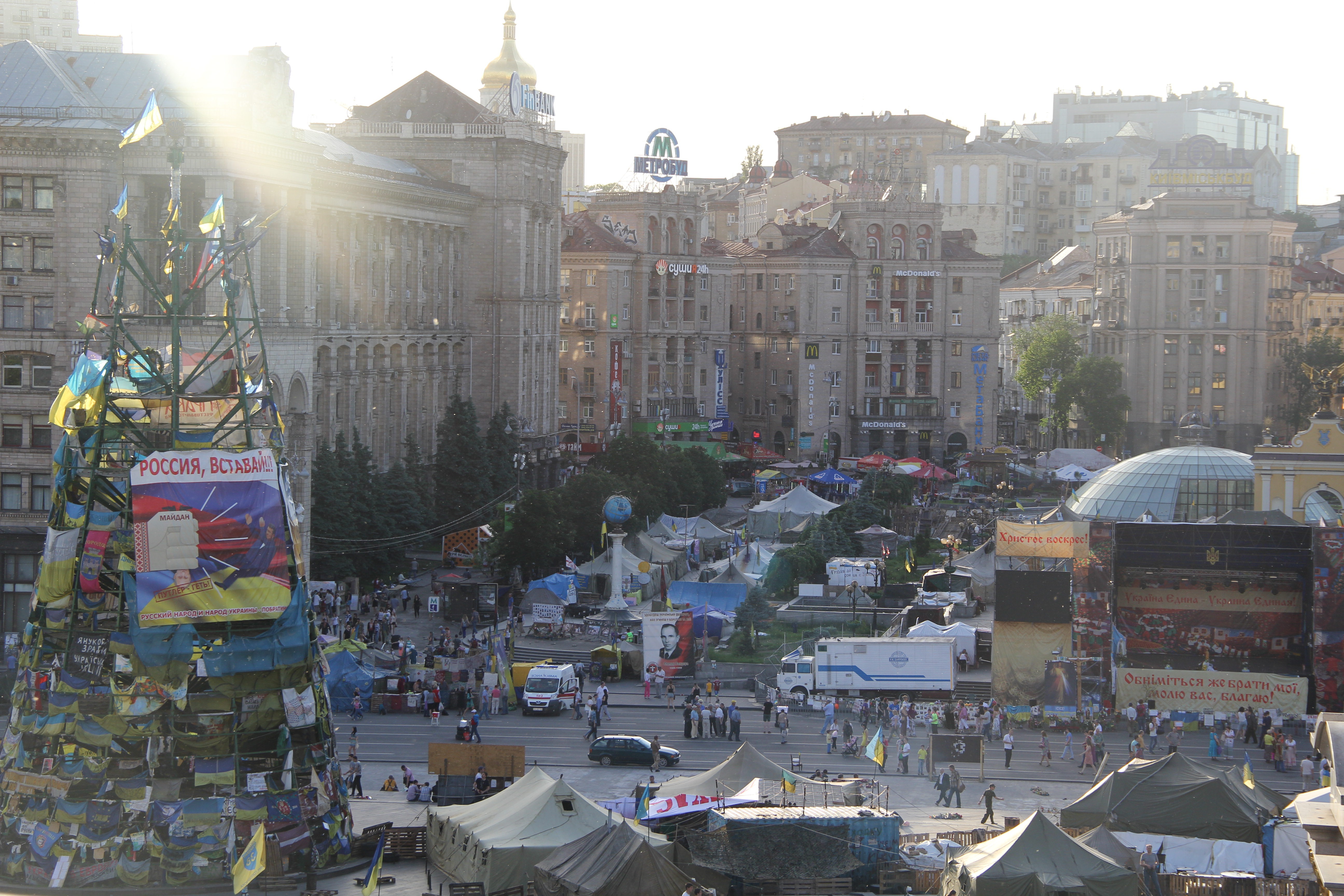 Vue de Maïdan depuis l'esplanade de l'hôtel Ukraine. Crédit Pierre Sautreuil Vue de Maïdan depuis l'esplanade de l'hôtel Ukraine. Crédit Pierre Sautreuil