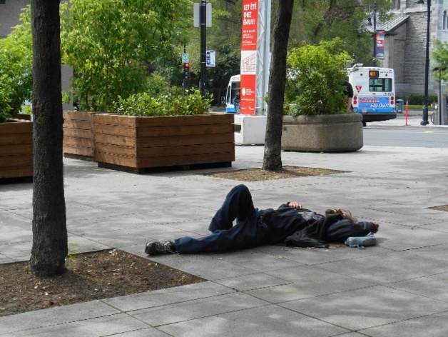 Un sans-abri allongé dans une rue de Montréal. Crédit : Laurine Benjebria, juin 2014