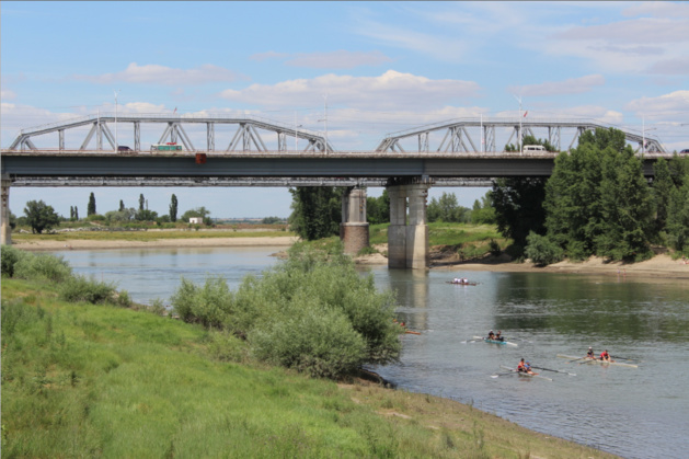 Le pont qui mène de Tiraspol à Bender, sur le Dniestr. Il est gardé par des soldats russes. Crédit photo Pierre Sautreuil Le pont qui mène de Tiraspol à Bender, sur le Dniestr. Il est gardé par des soldats russes. Crédit photo Pierre Sautreuil