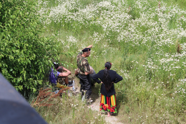 Un soldat russe se repose avec des amis sur une rive du Dniestr. Il est interdit de les photographier. Crédit photo Pierre Sautreuil Un soldat russe se repose avec des amis sur une rive du Dniestr. Il est interdit de les photographier. Crédit photo Pierre Sautreuil