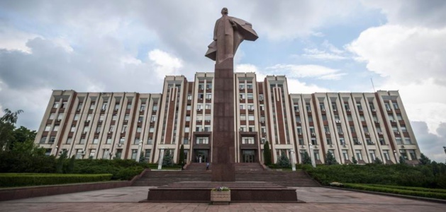 Palais du gouvernement à Tiraspol. En premier plan une statue de Lénine. -- Crédit DR