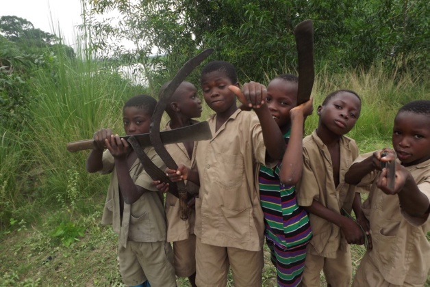 Quelques élèves de l’école primaire de Togbota pendant l’âpres midi « fauchage ». Crédit Clara Robert de Treglode