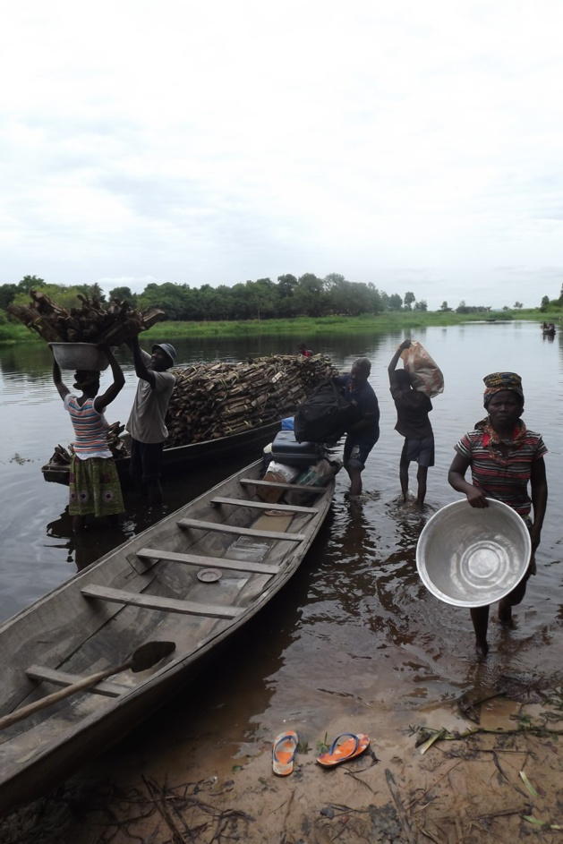 Chargement de la pirogue pour partir à Togbota. Crédit Clara Robert de Treglode