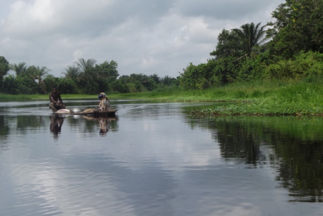 Deux habitants du village sur la pirogue. Crédit Clara Robert de Treglode