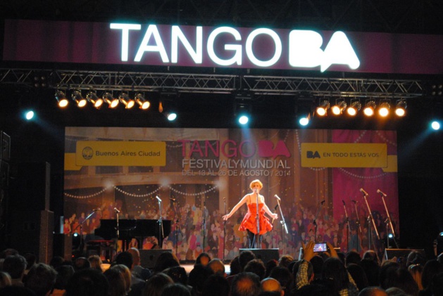 Un couple de danseurs à la “Milonga del Puerto”. Crédit Katel Andréani