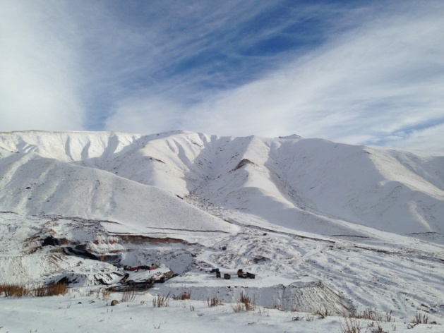 Une des zones d'excavation de la mine de Kara-Keché, au milieu des montagnes enneigées, vue depuis le col de Kalmak-Achuu - Crédit : Anatole Douaud