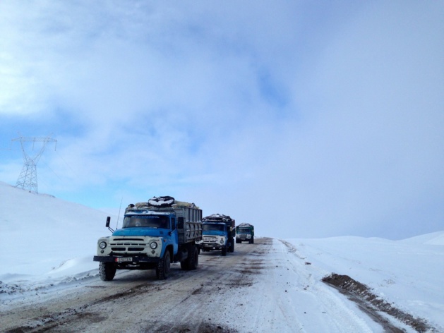 Les camions chargés du charbon de Kara-Keché entament la descente périlleuse du col de Kizart à 2664m d'altitude, sur une route gelée entre neige et nuages - Crédit : Anatole Douaud Les camions chargés du charbon de Kara-Keché entament la descente périlleuse du col de Kizart à 2664m d'altitude, sur une route gelée entre neige et nuages - Crédit : Anatole Douaud