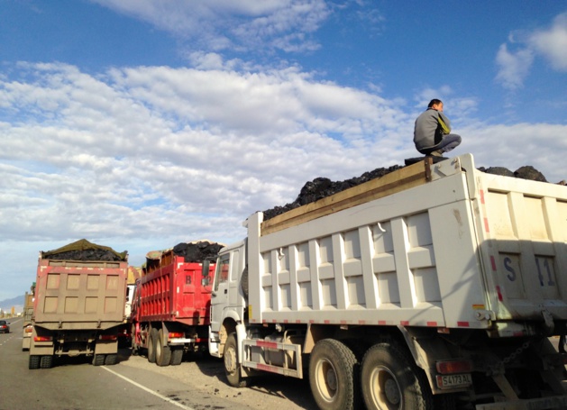 A Kemin, près de Bichkek, les camions chargés du charbon de Kara-Keché attendent le contrôle du poids de leur engin afin de pouvoir accéder à la capitale, en octobre dernier - Crédit : Anatole Douaud A Kemin, près de Bichkek, les camions chargés du charbon de Kara-Keché attendent le contrôle du poids de leur engin afin de pouvoir accéder à la capitale, en octobre dernier - Crédit : Anatole Douaud