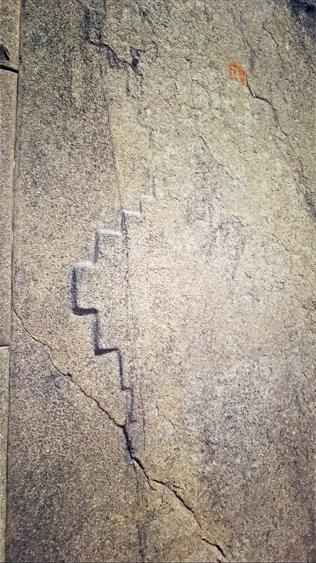 Un type de croix andine ? Mur du Temple du Soleil du site archéologique d'Ollantaytambo. Crédit Salomé Ietter Un type de croix andine ? Mur du Temple du Soleil du site archéologique d'Ollantaytambo. Crédit Salomé Ietter