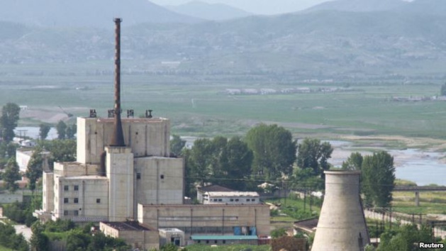 Complexe nucléaire de Yongbyon avant la démolition d'une tour de refroidissement. 27 juin 2008. Crédit Reuters