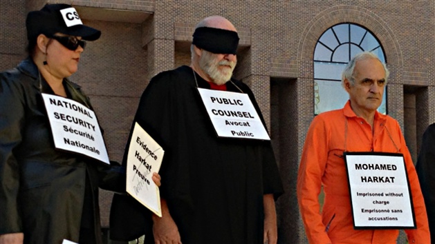 mise en scène des proches de Mohamed Harkat lors d'une manifestation, crédit René Hardy mise en scène des proches de Mohamed Harkat lors d'une manifestation, crédit René Hardy