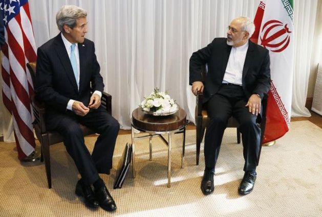 Le ministre iranien des Affaires étrangères Mohammad Javad Zarif (à droite) et le secrétaire d'État américain John Kerry, Genève le 14 janvier 2015 - Crédit Rick Wilking / AFP