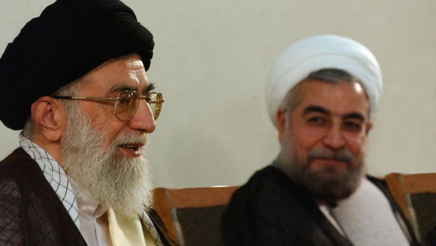 Hassan Rohani (à direita), juntamente com o Líder Supremo Ali Khamenei - Crédit Reuters
