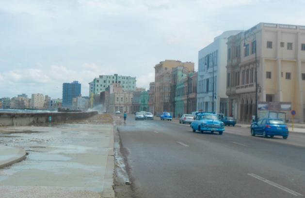 Malecon, quand les vagues franchissent la route - Crédit Virginie Urios