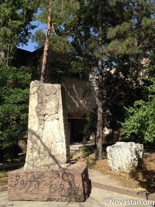 Devant l’institut de géo-mécanique du Kirghizstan. Crédit : Anatole Douaud Devant l’institut de géo-mécanique du Kirghizstan. Crédit : Anatole Douaud