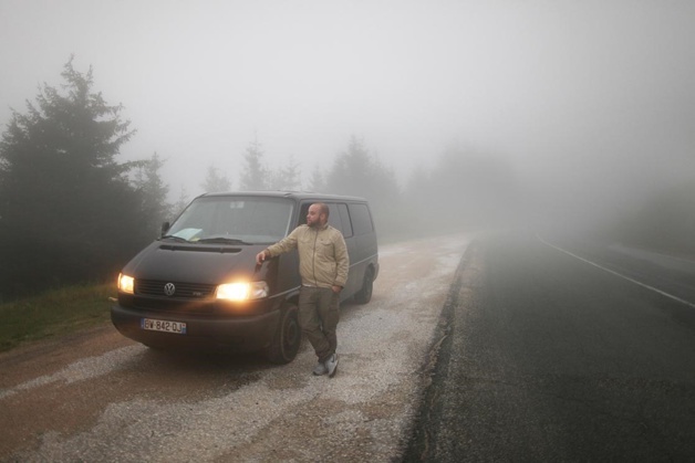 Kares Le Roy et son van en Bulgarie à la frontière de l'Orient, mai 2014. Crédit Simon Grosset