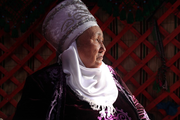 Femme Kirghize durant les cérémonies de Norouz, Kirghizstan. Crédit Kares Le Roy