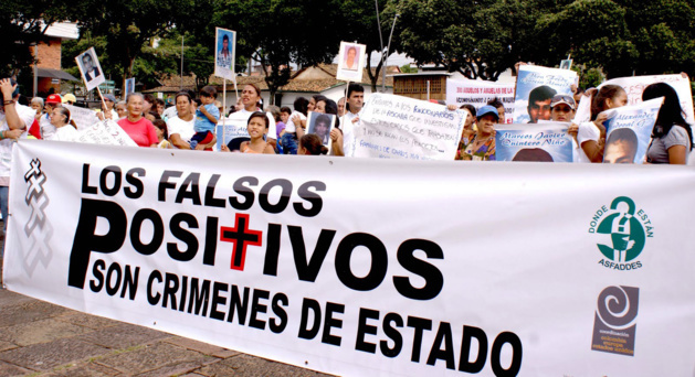 Manifestação exigindo justiça para os falsos positivos. Crédito: boletinesdeprensacompromiso.blogspot.com
