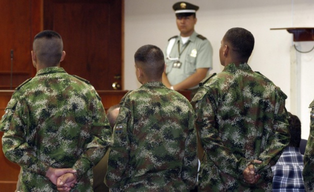Militares interrogados no tribunal. Crédito: cablenot.com