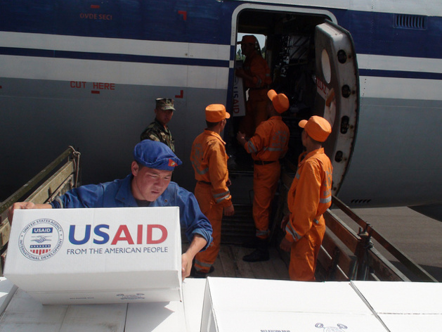 L'assistance américaine dans le secteur de l'économie et de l'infrastructure. Ici: aide matérielle pendant les violences de juin 2010. Crédit USAID