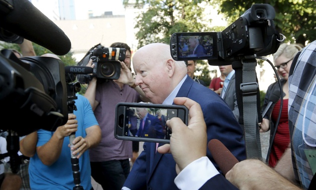 Le sénateur Mike Duffy arrive au tribunal d'Ottawa pour son procès pour fraude et corruption. Crédit Chris Wattie/Reuters