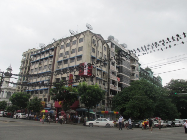 Passeando pelas ruas de Yangon. Crédito : Gemma Kentish