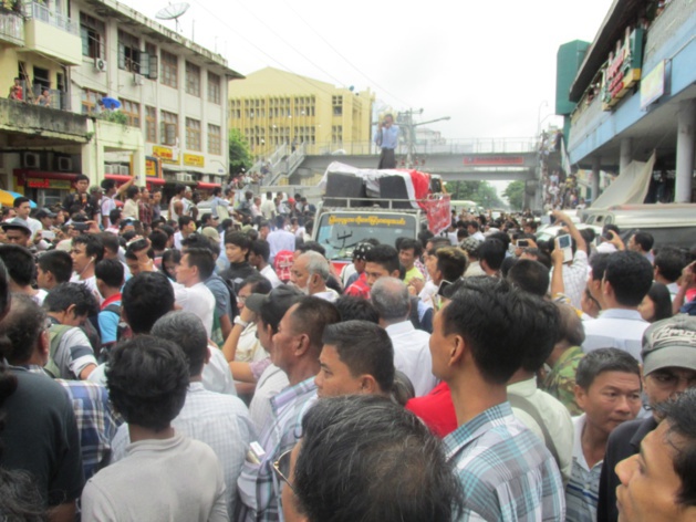 Una manifestación prodemocrática en Yangon. Crédito: Gemma Kentish
