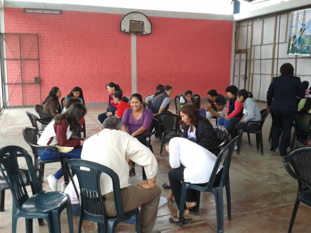 Taller con unos padres en el colegio de Villa El Salvador. Crédito Sylvain Godoc