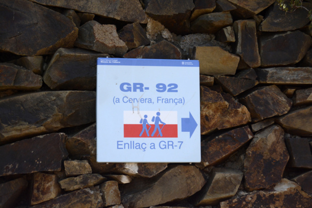 Au nord de la ville, le GR-92 oriente les marcheurs en direction de la France. Crédit Auriane Guiot Au nord de la ville, le GR-92 oriente les marcheurs en direction de la France. Crédit Auriane Guiot