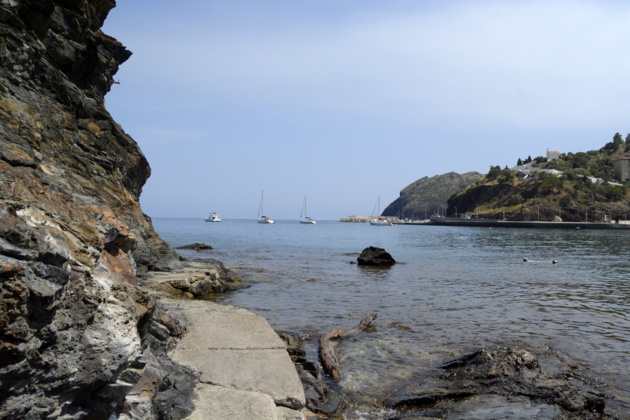 Départ sur le chemin de ronde avec le port au loin. Crédit Auriane Guiot