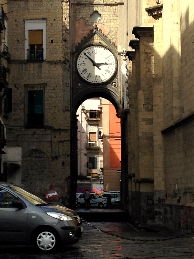 Une horloge ancienne en plein coeur de Naples - Crédit Nelly Gabriel