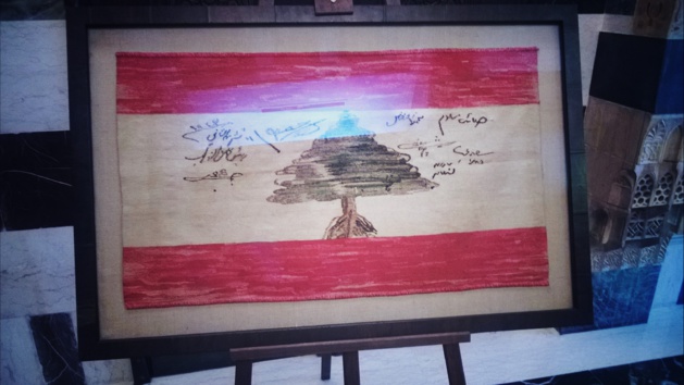 Le premier drapeau Libanais, par les signataires de la Déclaration d'indépendance, exposé au Musée Robert Mouawad, Beyrouth - Crédit Salomé Ietter Le premier drapeau Libanais, par les signataires de la Déclaration d'indépendance, exposé au Musée Robert Mouawad, Beyrouth - Crédit Salomé Ietter