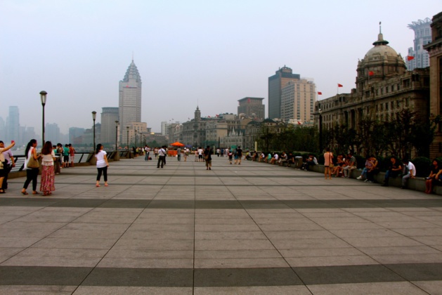 Promenade sur le Bund et vue sur les bâtiments historiques, qui aujourd’hui abritent les piliers de la finance - Crédit Eugénie Rousak Promenade sur le Bund et vue sur les bâtiments historiques, qui aujourd’hui abritent les piliers de la finance - Crédit Eugénie Rousak