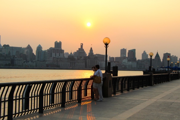 Promenade du bord de la  Huangpu Jiang (la « rivière jaune » de Shanghai) au coucher de soleil et vue sur le Bund- Crédit Eugénie Rousak