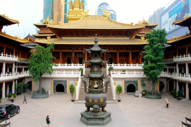 L'intérieur du temple de Jing'an, « Temple de la Paix et de la Tranquillité », temple bouddhiste situé sur la Rue de Nankin - Crédit Eugénie Rousak L'intérieur du temple de Jing'an, « Temple de la Paix et de la Tranquillité », temple bouddhiste situé sur la Rue de Nankin - Crédit Eugénie Rousak