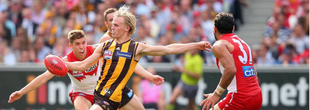 L'AFL Grand Final 2014, entre les Hawthorn Hawks, en jaune et noir, et les Sydney Swans, en rouge et blanc - Crédit Getty Images L'AFL Grand Final 2014, entre les Hawthorn Hawks, en jaune et noir, et les Sydney Swans, en rouge et blanc - Crédit Getty Images