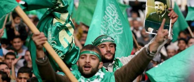 Des militants du Hamas palestinien brandissant un portrait d’Hassan el-Banna, fondateur des Frères musulmans, le 14 décembre 2012 - Crédit AFP/Saif Dahlah Des militants du Hamas palestinien brandissant un portrait d’Hassan el-Banna, fondateur des Frères musulmans, le 14 décembre 2012 - Crédit AFP/Saif Dahlah