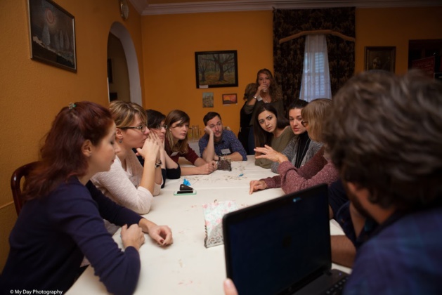 Lors d’une séance de travail en groupe, toutes les nationalités sont mélangées pour réfléchir sur le sujet – Crédit Nicat Xudiyev